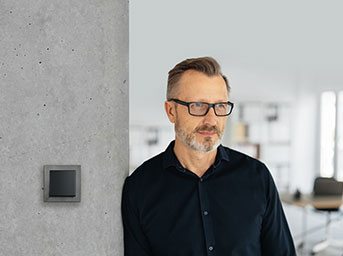 Busch-axcent-BETON-muž u zdi
