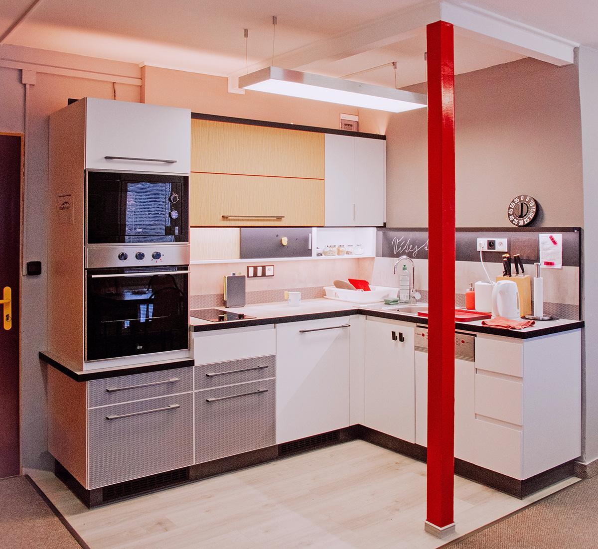 Život bez zraku není jen černočerný svět, je plný tvarů, jasu i stínů... a také překážek