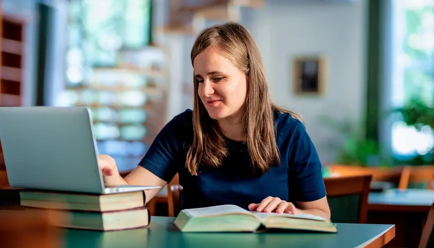 Nevidomá žena u notebooku