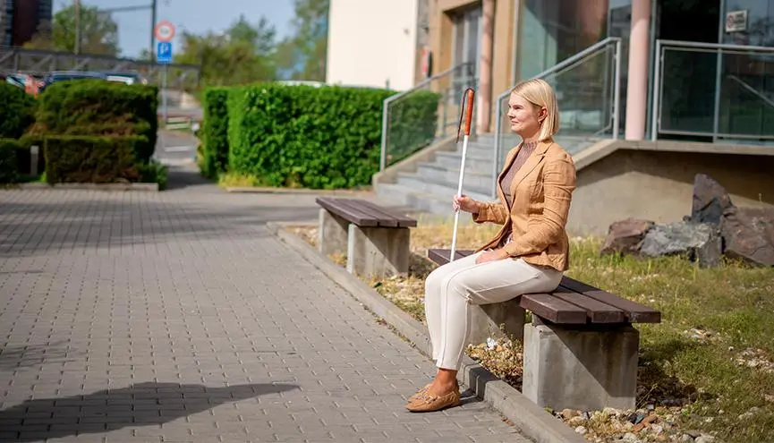 Nevidom&aacute; žena na lavičce
