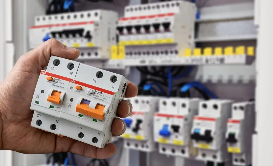 AFDD &ndash; ochrana před elektrick&yacute;m obloukem: kde se vyplat&iacute; a kdy ji do rozv&aacute;děče automaticky ned&aacute;vat