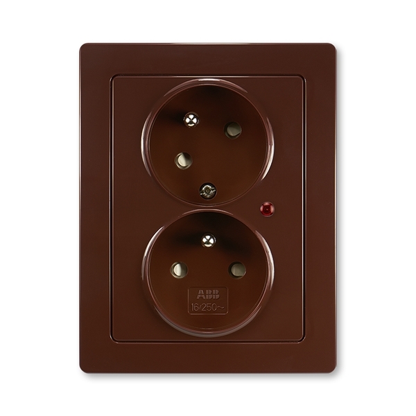 Zásuvka dvojnásobná s ochrannými kolíky, s clonkami, s natočenou dutinou, s ochranou před přepětím, Swing®L, hnědá