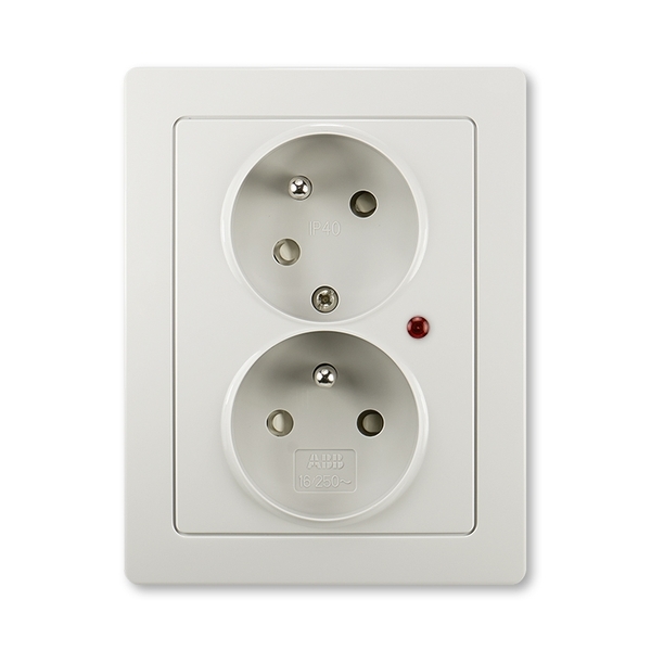 Zásuvka dvojnásobná s ochrannými kolíky, s clonkami, s natočenou dutinou, s ochranou před přepětím, Swing®L, světle šedá