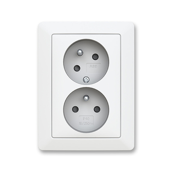 Zásuvka dvojnásobná bezšroubová, s clonkami, s natočenou dutinou, matná bílá