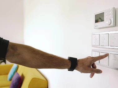 Ovl&aacute;d&aacute;n&iacute; free@home pomoc&iacute; vyp&iacute;načů v designu solo