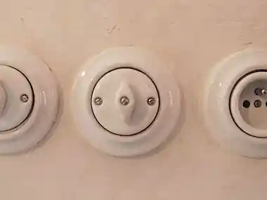 B&iacute;l&eacute; porcel&aacute;nov&eacute; vyp&iacute;nače a z&aacute;suvky ABB Decento