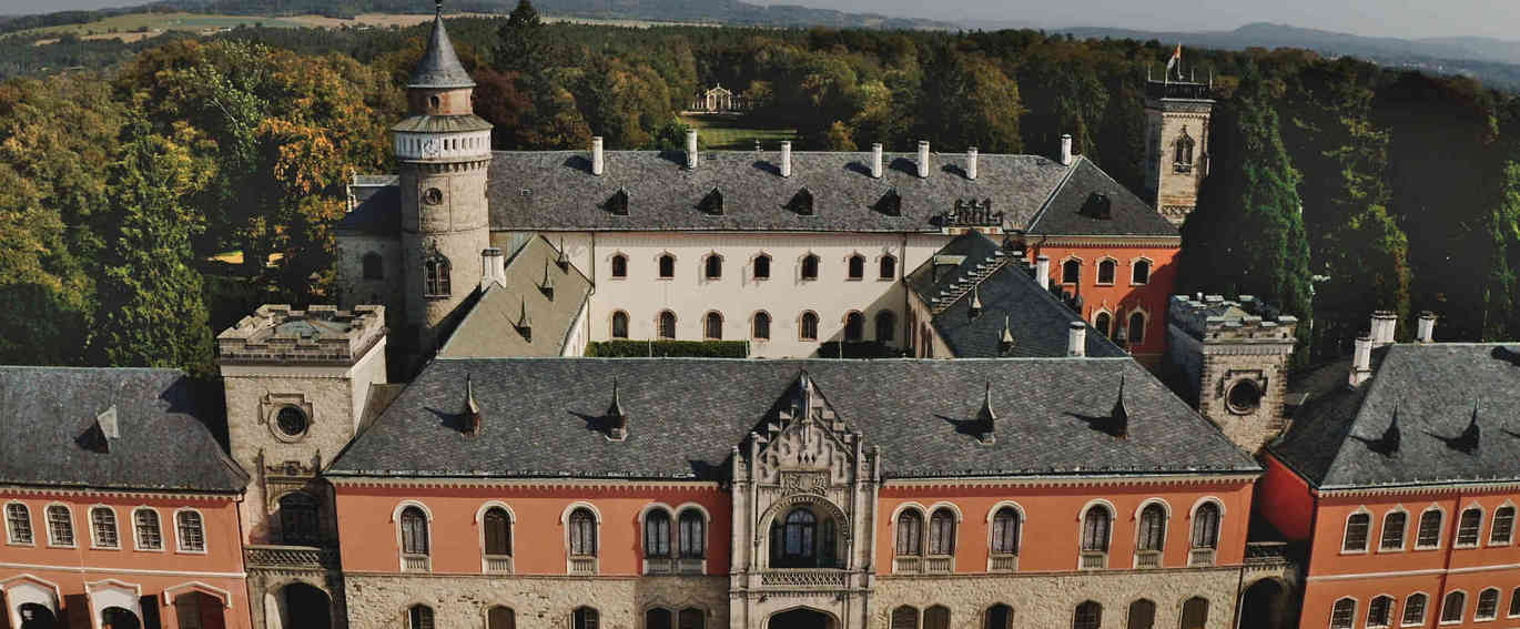 Státní zámek Sychrov pohled z výšky