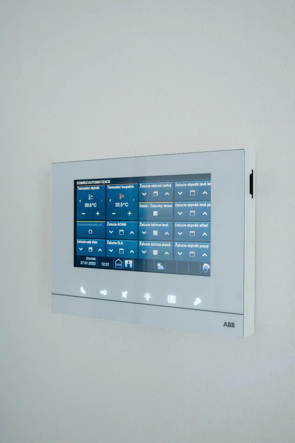 Centr&aacute;ln&iacute; ovl&aacute;dac&iacute; panel pro chytrou dom&aacute;cnost