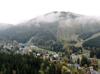 Skokanské můstky Harrachov jsou od Resortu Slunce na dohled