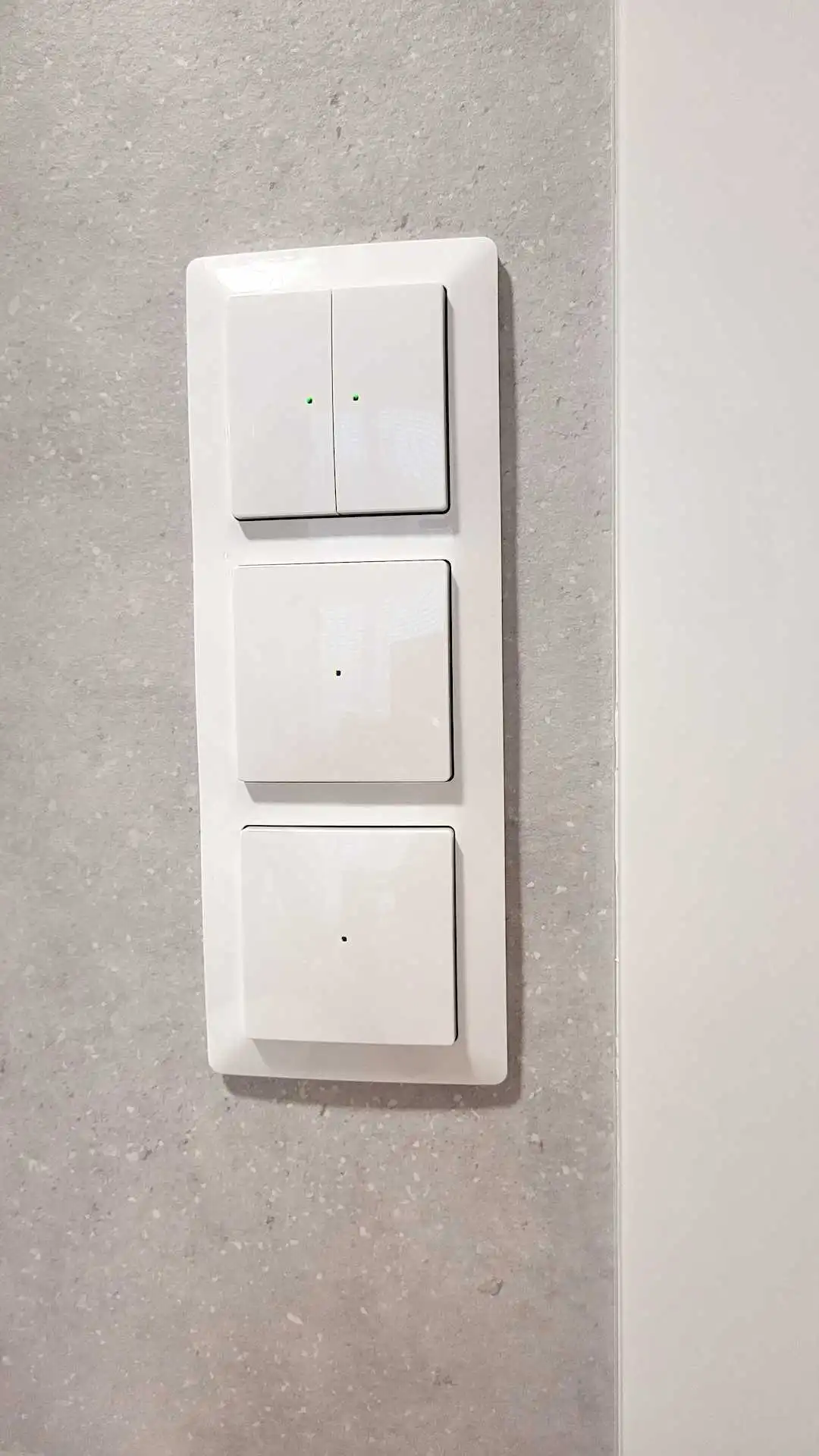 Vyp&iacute;nače ABB-free@home flex v designu Zoni ve svisl&eacute;m trojr&aacute;mečku