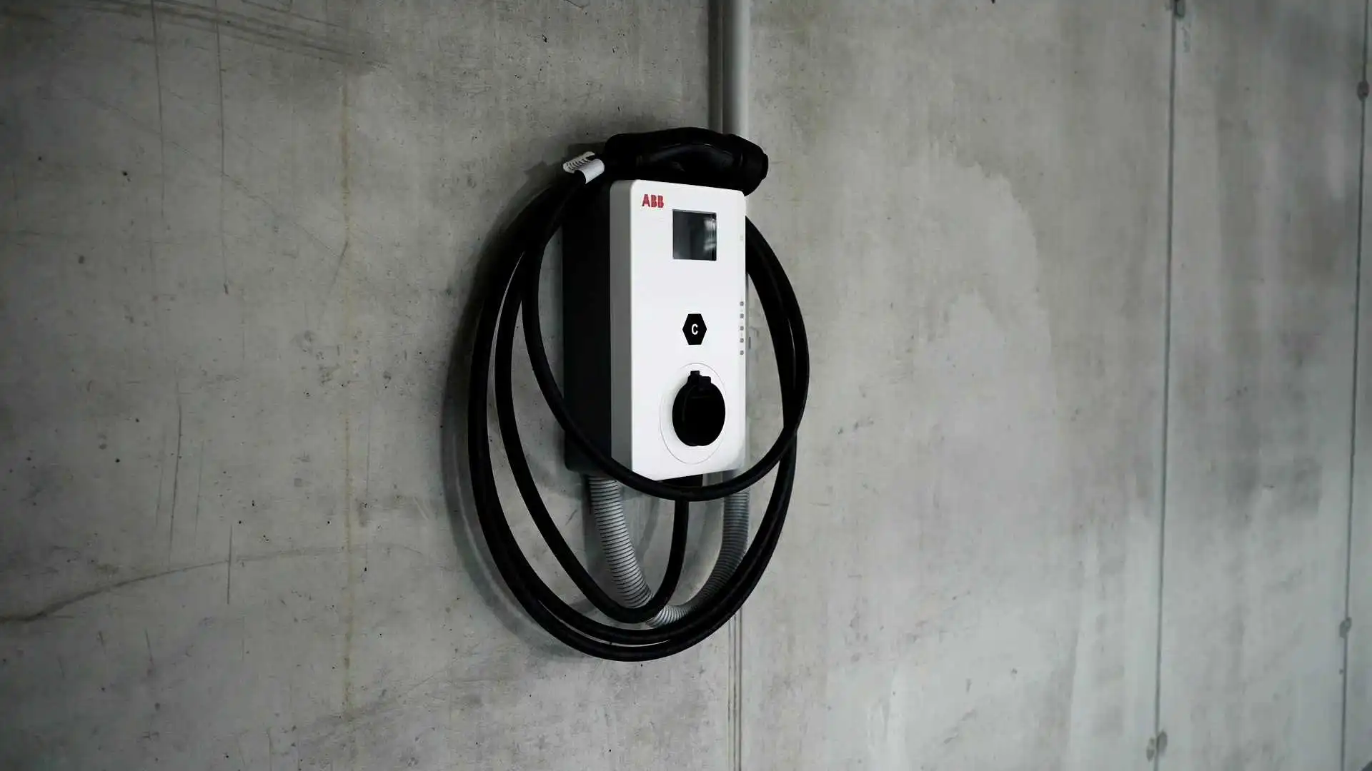 Nab&iacute;ječka pro elektromobily AC wallbox v gar&aacute;ži pod bytov&yacute;mi domy