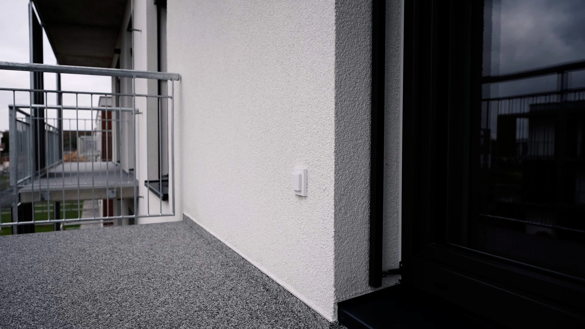 B&iacute;l&aacute; z&aacute;suvka Levit s kryt&iacute;m IP44 na balk&oacute;ně