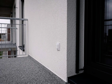 B&iacute;l&aacute; z&aacute;suvka Levit s kryt&iacute;m IP44 na balk&oacute;ně
